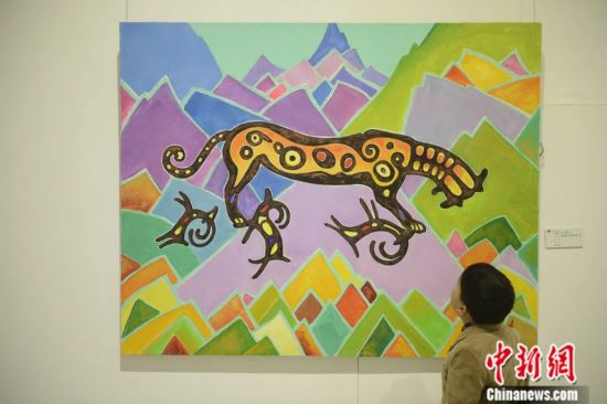 2015年1月,观众在中蒙俄国际岩画(刻)展览上参观由蒙古国画家创作的《远古猎人》绘画作品。该展览展出的作品创作灵感均源于阴山岩画。中新社记者 刘文华 摄 2015年1月,观众在中蒙俄国际岩画(刻)展览上参观由蒙古国画家创作的《远古猎人》绘画作品。该展览展出的作品创作灵感均源于阴山岩画。中新社记者 刘文华 摄