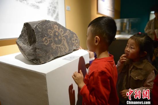 观众在位于呼和浩特市的内蒙古博物院参观展出的岩画。中新社记者 刘文华 摄 观众在位于呼和浩特市的内蒙古博物院参观展出的岩画。中新社记者 刘文华 摄