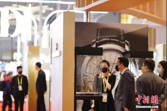 第四届中国国际进口博览会在国家会展中心(上海)进行，参观者在消费品展区历峰集团展台了解展出的腕表。