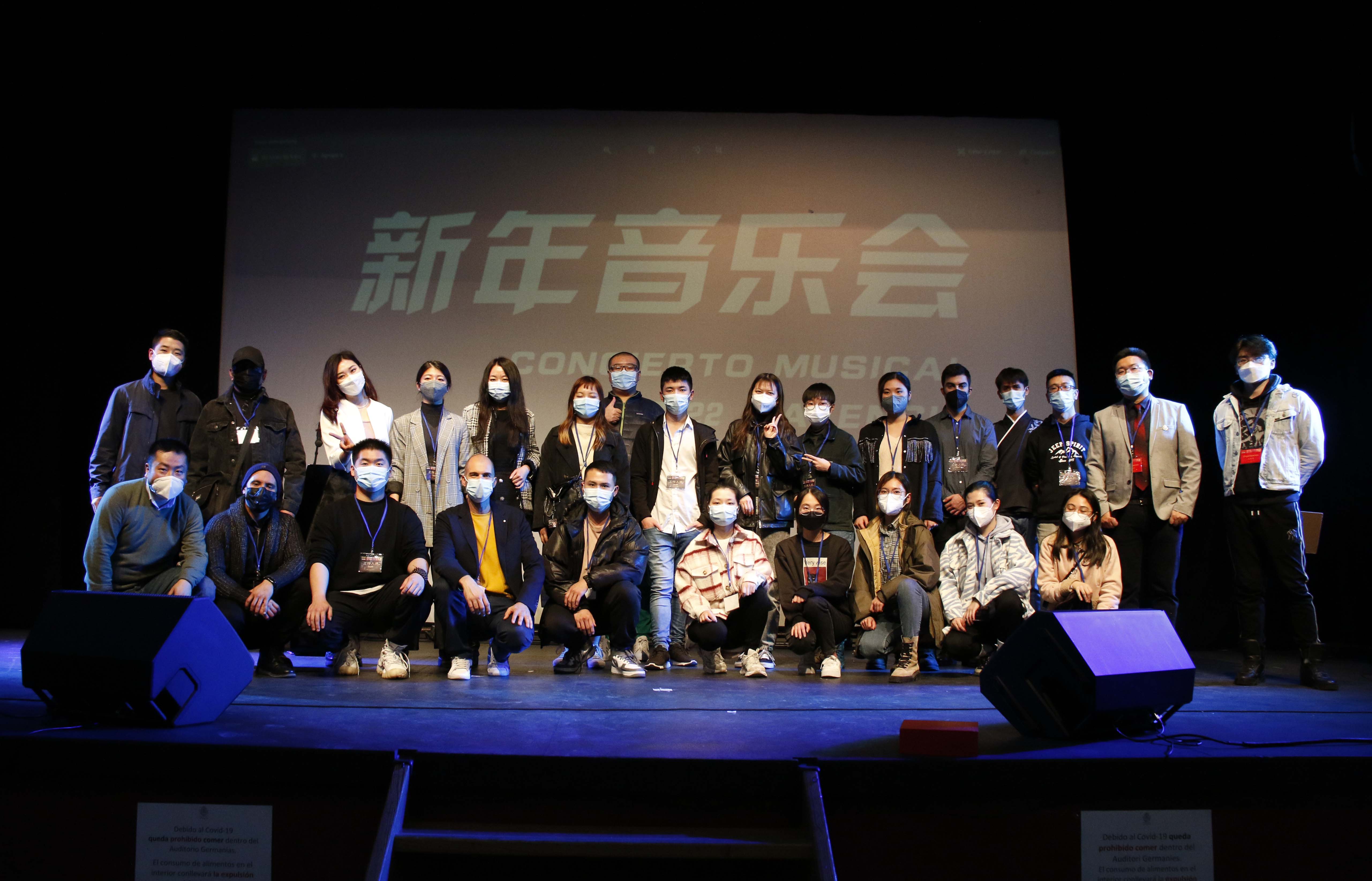 全体工作人员合影