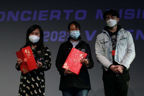 刘爽导演与叶伟静、潘丽丽两位校长合影