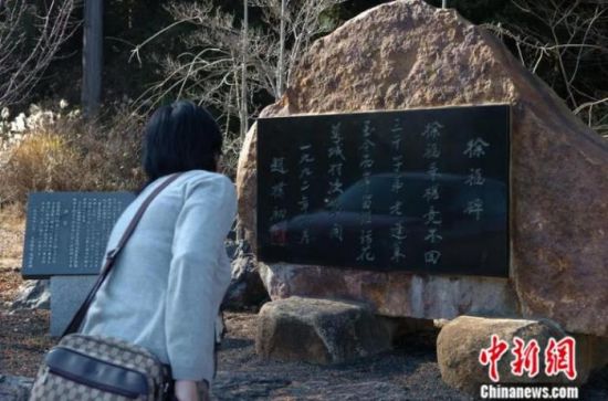 日本富士山北麓树立着一块"徐福碑",用以纪念传说中的徐福东渡。碑上刻录着赵朴初咏徐福的诗句:徐福乘槎竟不回,三千弟子老蓬莱,至今两岸留佳话,花萼城村次第开。综合日本方面的研究,相传徐福在公元前210年受秦始皇之命率三千童男童女东渡扶桑,寻找长生不老药。徐福登陆日本后辗转各地,给当地带来了当时中国先进的农耕文化,最后定居在富士山麓。至今日本许多地方尚流传着徐福的故事,也有自认为其后嗣者。中新社记者 王健 摄 日本富士山北麓树立着一块"徐福碑",用以纪念传说中的徐福东渡。碑上刻录着赵朴初咏徐福的诗句:徐福乘槎竟不回,三千弟子老蓬莱,至今两岸留佳话,花萼城村次第开。综合日本方面的研究,相传徐福在公元前210年受秦始皇之命率三千童男童女东渡扶桑,寻找长生不老药。徐福登陆日本后辗转各地,给当地带来了当时中国先进的农耕文化,最后定居在富士山麓。至今日本许多地方尚流传着徐福的故事,也有自认为其后嗣者。中新社记者 王健 摄