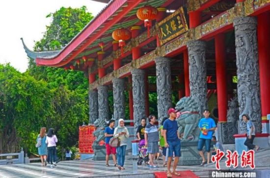 位于印尼中爪哇省府三宝垄市区的三保洞郑和庙初建于1434年,重修于1931年,是当地著名的旅游胜地。600多年前,中国明代航海家三保太监郑和7次下西洋,其中曾5次在三宝垄登陆,和当地人民进行友好交流与经贸往来。三宝垄市也因此成为全世界唯一以中国人(三保太监郑和)得名的外国城市。中新社发 冉川 摄 位于印尼中爪哇省府三宝垄市区的三保洞郑和庙初建于1434年,重修于1931年,是当地著名的旅游胜地。600多年前,中国明代航海家三保太监郑和7次下西洋,其中曾5次在三宝垄登陆,和当地人民进行友好交流与经贸往来。三宝垄市也因此成为全世界唯一以中国人(三保太监郑和)得名的外国城市。中新社发 冉川 摄