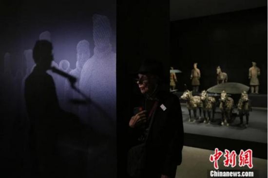 2017年,纽约大都会艺术博物馆举办“秦汉文明”特别展,展出秦始皇陵跪射兵马俑、汉代中山靖王刘胜妻窦绾金缕玉衣等一大批珍贵中国秦汉时期文物。图为一名观众聆听博物馆馆长康柏堂致辞。中新社记者 廖攀 摄 2017年,纽约大都会艺术博物馆举办“秦汉文明”特别展,展出秦始皇陵跪射兵马俑、汉代中山靖王刘胜妻窦绾金缕玉衣等一大批珍贵中国秦汉时期文物。图为一名观众聆听博物馆馆长康柏堂致辞。中新社记者 廖攀 摄