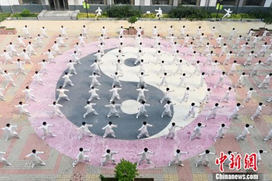 2021年9月,河北省安国市关汉卿中学广场上,约200名学生在练习太极拳。中新社记者 翟羽佳 摄 2021年9月,河北省安国市关汉卿中学广场上,约200名学生在练习太极拳。中新社记者 翟羽佳 摄