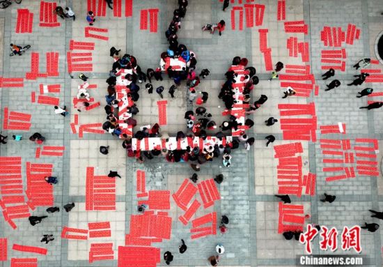 2019年1月,江西省乐平市一街道举办“2019迎新春、义写春联”活动,书法家为市民义写的春联铺满了地面。中新社发 朱定文 摄 2019年1月,江西省乐平市一街道举办“2019迎新春、义写春联”活动,书法家为市民义写的春联铺满了地面。中新社发 朱定文 摄