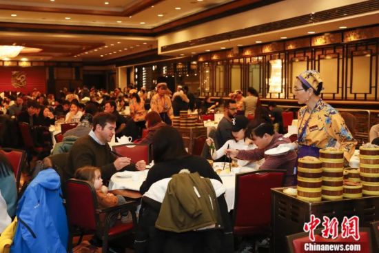 美国纽约唐人街一家中餐厅，顾客满座，享用早茶。中新社记者 廖攀 摄