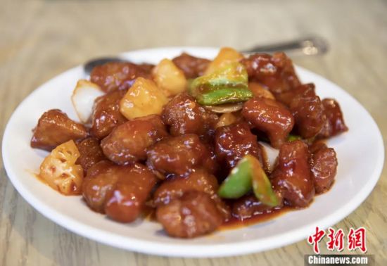 美国旧金山唐人街一家中餐馆的菜品“酸甜咕咾肉”。中新社记者 刘关关 摄