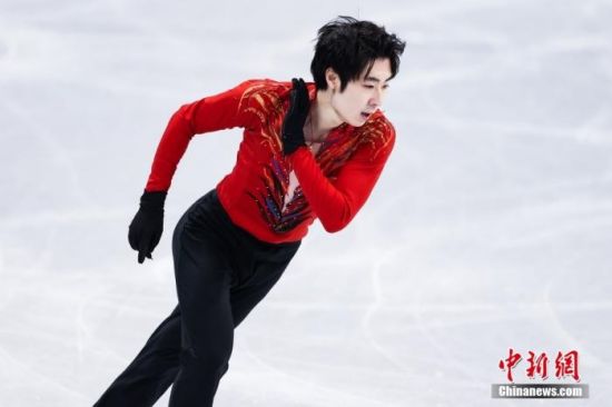 随着国潮兴起，中国传统文化在国际赛场也呈“主场优势”。图为2月10日，中国选手金博洋在自己的个人项目比赛中穿着耀眼的中国红考斯滕出场。图片来源：视觉中国