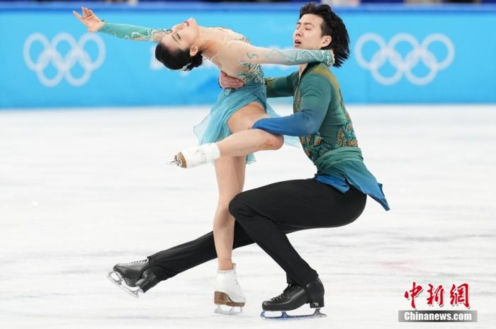 2月14日，北京冬奥会花样滑冰冰上舞蹈自由舞比赛在首都体育馆举行。中国选手王诗玥/柳鑫宇穿着灵感源于《千里江山图》的“青山绿水”式样比赛服登场。图为王诗玥（左）/柳鑫宇在比赛中。中新社记者