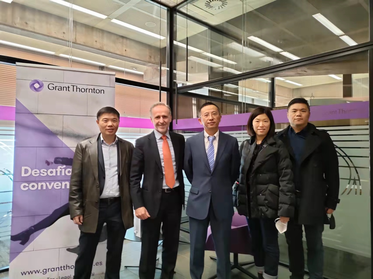 左起：媒体记者、Fernando