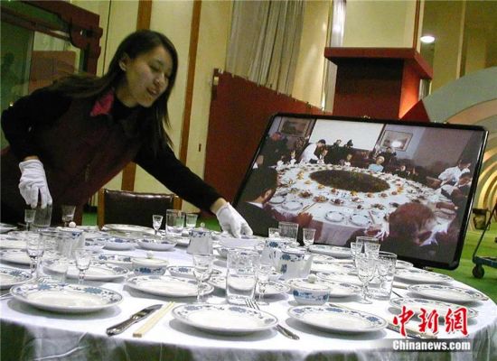 2002年,北京为纪念尼克松访华30周年及回顾中美关系举行《走向和平与合作之旅展》。一桌用当年宴请尼克松时所用的餐具摆放的宴席令参观者驻足。中新社发 陈艺 摄 2002年,北京为纪念尼克松访华30周年及回顾中美关系举行《走向和平与合作之旅展》。一桌用当年宴请尼克松时所用的餐具摆放的宴席令参观者驻足。中新社发 陈艺 摄