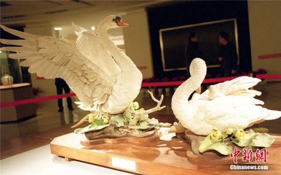 美国前总统尼克松1972年访华时赠送给毛泽东主席的瓷塑礼品。中新社发 郑萍萍 摄 美国前总统尼克松1972年访华时赠送给毛泽东主席的瓷塑礼品。中新社发 郑萍萍 摄