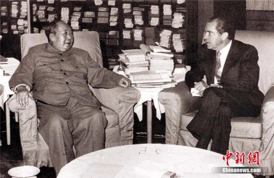 1972年2月,美国总统尼克松访华。中美经过反复磋商,终于在上海签订了《联合公报》,标志着中美两国正常化过程的开始。图为毛泽东主席会晤尼克松总统。中新社发 钟欣 摄 1972年2月,美国总统尼克松访华。中美经过反复磋商,终于在上海签订了《联合公报》,标志着中美两国正常化过程的开始。图为毛泽东主席会晤尼克松总统。中新社发 钟欣 摄