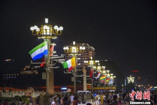 2018年8月，中非合作论坛北京峰会举行前，北京天安门前的灯柱上中国和非洲多国国旗迎风飘扬。中新社记者 贾天勇 摄