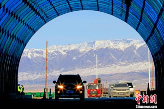 2021年12月，作为“一带一路”倡议“丝绸之路大通道”重要组成部分的新疆G575公路东天山特长隧道进入建设收尾阶段，即将通车。中新社发 蔡增乐 摄