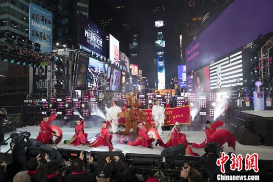 2021年12月31日，纽约时报广场举行新年倒计时庆祝活动，活动开幕庆典以中国河南文化为主题，太极拳、少林功夫、扇子舞相继登台。中新社记者 廖攀 摄
