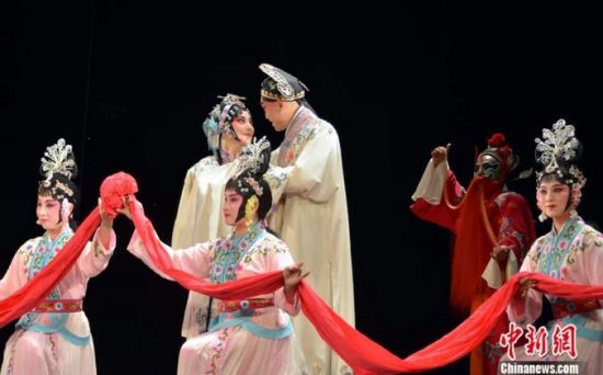 由北方昆曲剧院排演的经典昆曲剧目《牡丹亭》在巴黎皮尔卡丹剧院上演。中新社记者 龙剑武 摄
