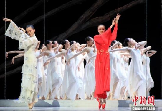 改编自明代汤显祖编剧的同名昆曲的芭蕾舞剧《牡丹亭》在纽约林肯中心剧院上演。中新社记者 阮煜琳 摄