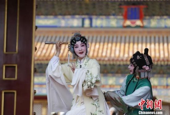 北京故宫慈宁门前举办昆曲《牡丹亭》“唱响”故宫活动。中新社记者 杜洋 摄