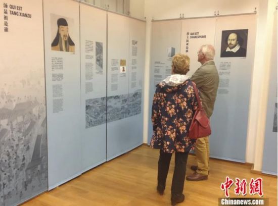 2016年，“跨越时空的对话”——纪念文学巨匠汤显祖和莎士比亚逝世400周年主题展在布鲁塞尔中国文化中心举行。中新社记者 沈晨 摄