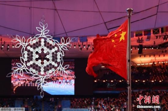 2月20日，北京2022年冬奥会闭幕式，五星红旗与冬奥会主火炬台大雪花遥相呼应。
