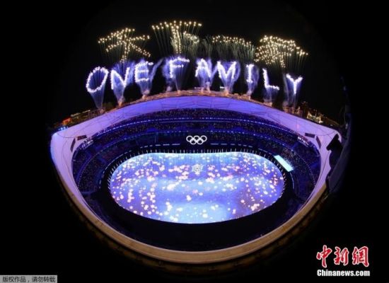 2月20日，北京2022年冬奥会闭幕式尾声烟花秀：天下一家。