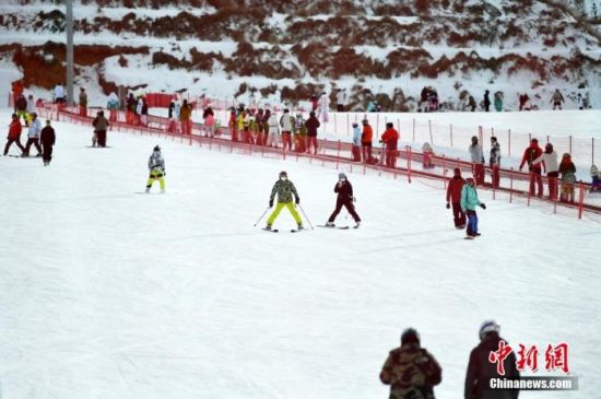 资料图：滑雪爱好者享受冰雪运动。 中新社记者 翟羽佳 摄