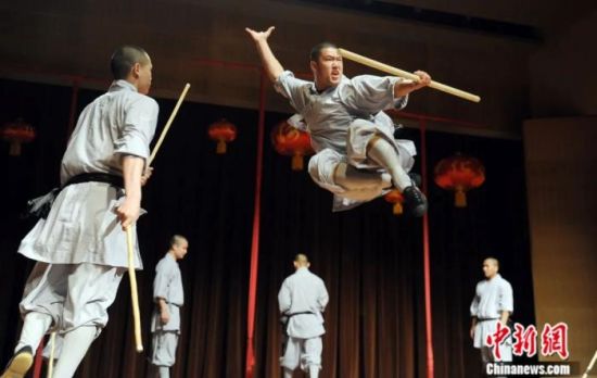 2016年2月，美国洛杉矶杭廷顿图书馆举行中国新年游园会，河南少林寺武僧团在游园会上表演精彩武术。中新社记者 毛建军 摄