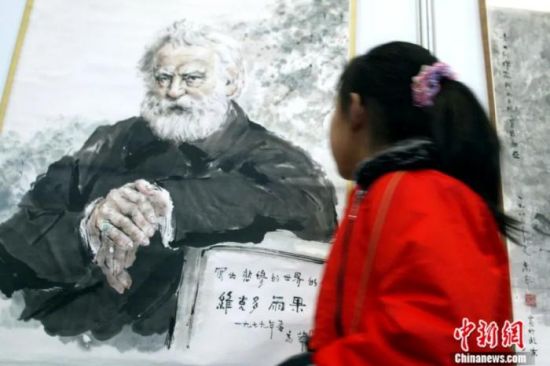 中国著名翻译家、作家、画家高莽创作的法国作家雨果的人物肖像。中新社记者 张勤 摄