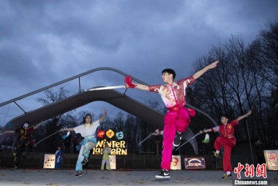 2021年12月11日，中国驻纽约总领馆举办“一起向未来”北京冬奥文化日活动。图为“一起向未来”点灯仪式上的中国文化表演。中新社记者 廖攀 摄