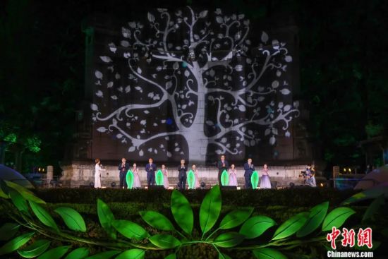 2021南京和平论坛开幕上，舞蹈诗画共绘“和合共生”。中新社记者 泱波 摄