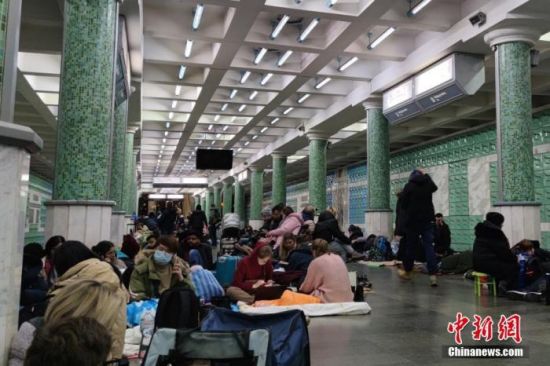 当地时间2月25日，乌克兰哈尔科夫，民众躲进地铁站内避难。中新社发 任泽雨 摄