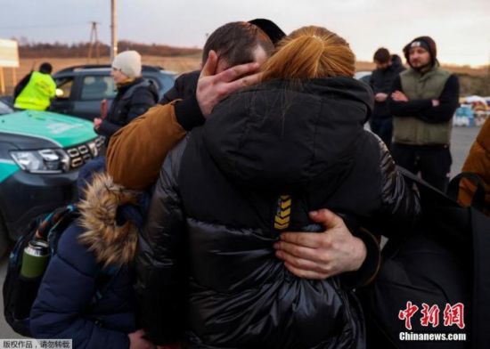 当地时间2月26日，乌克兰民众等待进入波兰境内。