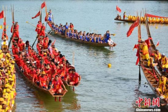 端午节赛龙舟起源于带有巫术文化的古楚国。中新社记者 卢文伟 摄