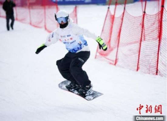 图为选手在进行滑雪比赛。超级定点滑雪公开赛组委会提供 来源：中新网