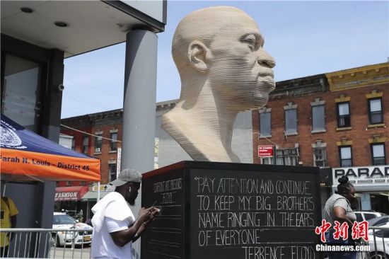 2021年6月，弗洛伊德塑像在纽约布鲁克林区落成。2020年，在美国明尼苏达州明尼阿波利斯市，非裔美国人乔治·弗洛伊德因警察在执法过程中涉嫌动作失当而身亡。此事件在全美引发示威浪潮。中新社记者 廖攀 摄