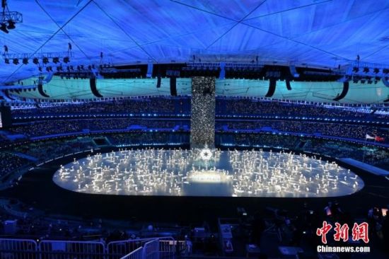 北京冬奥会开幕式上的“雪花”环节。 中新社记者 毛建军 摄