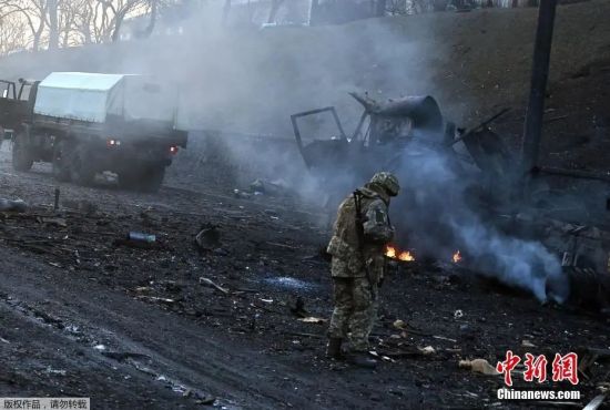 当地时间2月26日，据在场的乌克兰军人称，乌克兰军队在乌克兰首都基辅与俄罗斯突袭小组发生战斗。图为交火后，乌克兰军人收集未爆炸的炮弹。