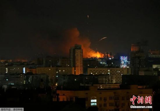 当地时间2月26日凌晨，乌克兰首都基辅连续发生多起爆炸，基辅以南重镇瓦西里基夫发生激烈战斗。图为基辅附近出现爆炸的火光。