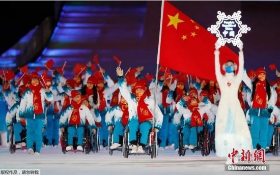 3月4日，北京2022年冬残奥会开幕式在国家体育场“鸟巢”举行，雪容融正式“接棒”冰墩墩。图为中国代表团入场。