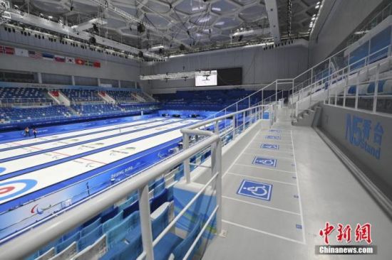 3月4日晚，北京2022年冬残奥会开幕式将在国家体育场“鸟巢”举行。开幕在即，冬残奥会场馆的各类无障碍设施也已准备就绪。图为“冰立方”看台上的无障碍席位。图片来源：视觉中国