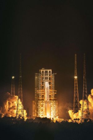 2020年11月24日，中国在文昌航天发射场，长征五号遥五运载火箭成功发射探月工程嫦娥五号探测器。 邱新生/人民图片