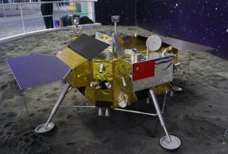“嫦娥四号”探测器模型。 龙巍/人民图片