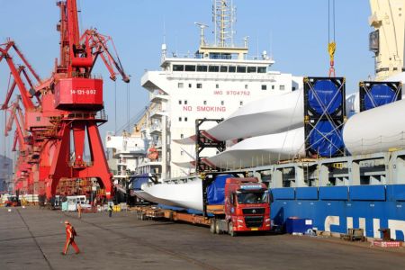2021年12月31日，在江苏连云港港东方公司码头，一艘远洋运输轮在装载风电设备外运。王春/人民图片