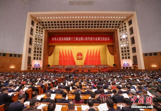 3月5日，十三届全国人大五次会议在北京人民大会堂开幕。 中新社发 刘震 摄
