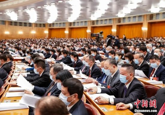3月5日，十三届全国人大五次会议在北京人民大会堂开幕。中新社发 刘震 摄