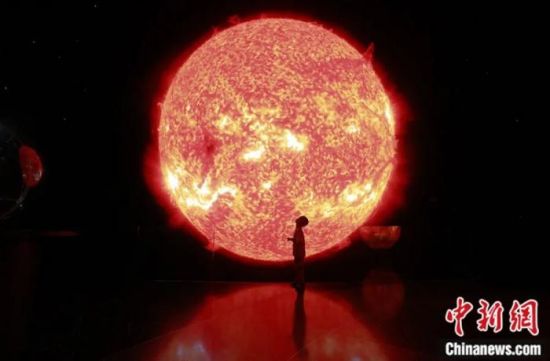 2021年7月5日，作为全球建筑规模最大的天文馆——上海天文馆揭开神秘面纱，一名小朋友在“探索”太阳的奥秘。中新社记者 汤彦俊 摄