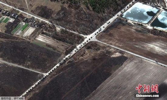 当地时间2月28日，美国Maxar科技公司最新卫星图像显示，乌克兰首都基辅附近集结的军事车队。