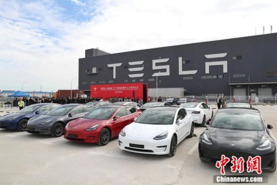 2020年10月26日，“特斯拉上海超级工厂中国制造整车出口欧洲仪式”在特斯拉上海超级工厂举行。中新社记者 张亨伟 摄